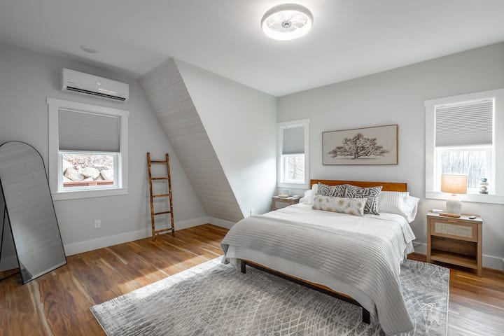 El dormitorio queen del primer piso está equipado con todas las citas de lujo. Máquina de sonido: verificación, estaciones de carga, -check, la cama y las sábanas más cómodas, sí, estás en casa.