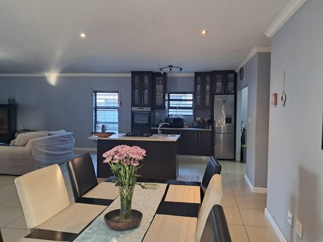 Spacious Home-Quiet area, Kuils river, Cape Town. gallery image 5