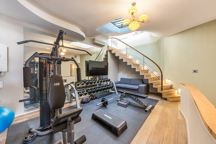 Beachfront / Cinema / Gym / Pool / 4 King Bed gallery image 4