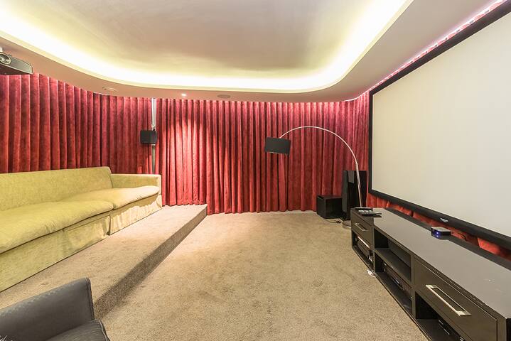 Beachfront / Cinema / Gym / Pool / 4 King Bed gallery image 3