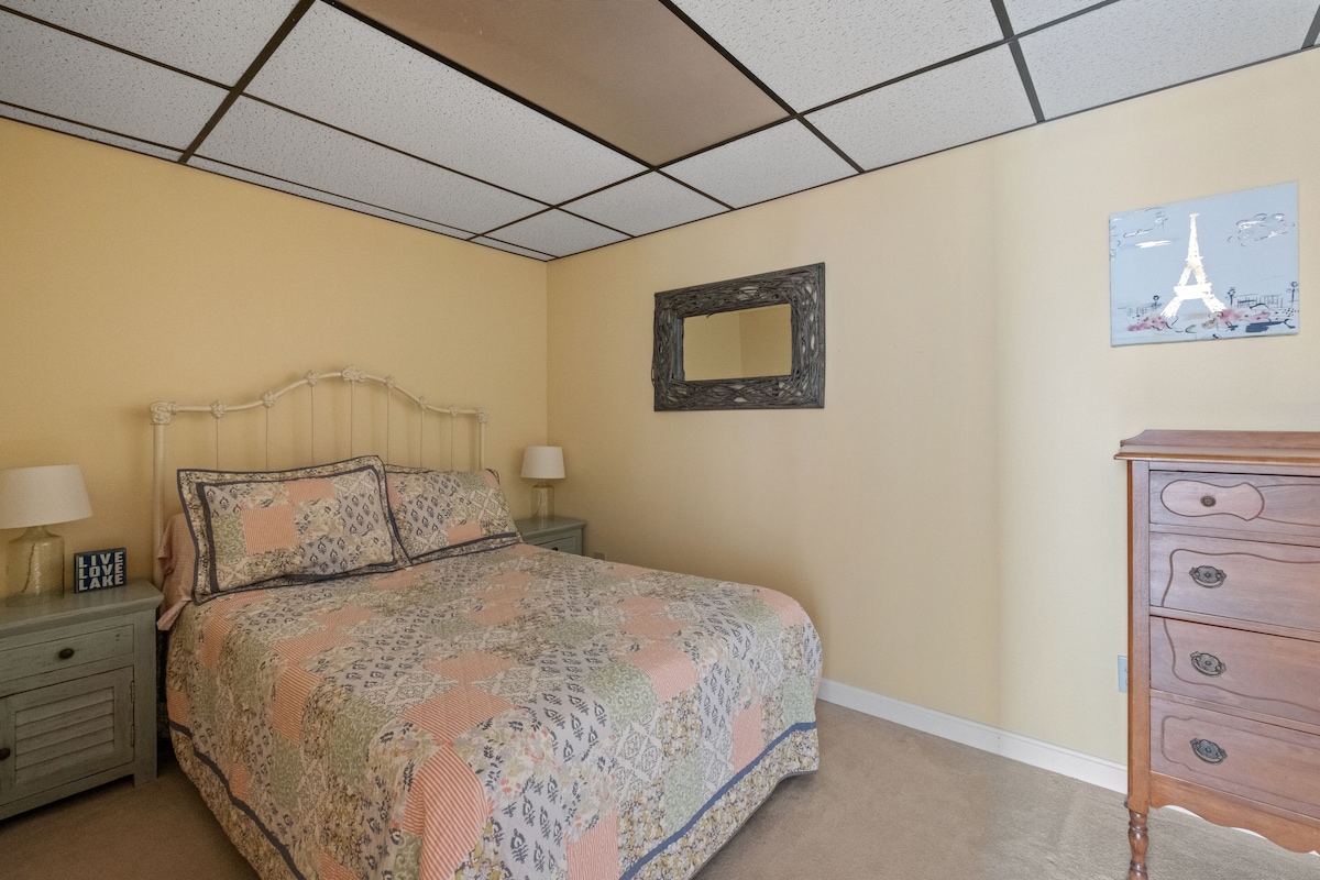 غرفة ضيوف مشرقة وبسيطة مصممة لتوفير الراحة والهدوء.