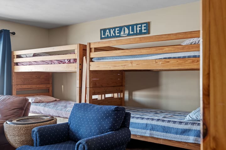 Zábavná a funkčná izba s poschodovou posteľou pre deti alebo skupiny – jednoduché pohodlie v štýle domu pri jazere.