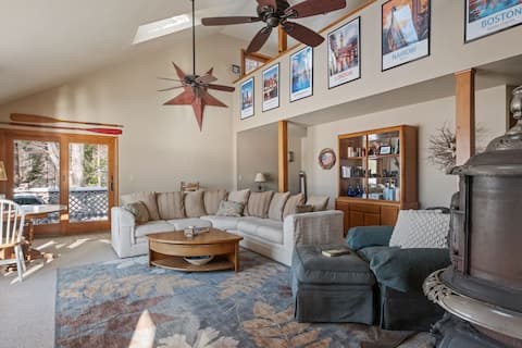 Spacious Waterfront Retreat on Merrymeeting Lake