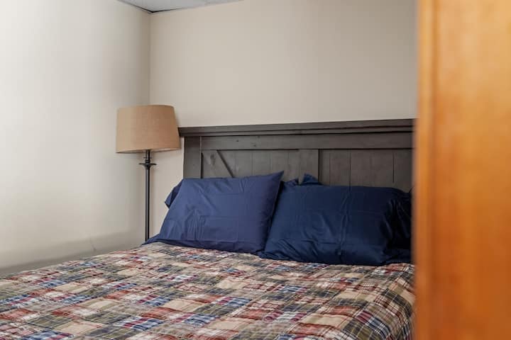 Oddýchnite si v tejto očarujúcej spálni pre hostí s teplými tónmi a útulnou posteľnou bielizňou.