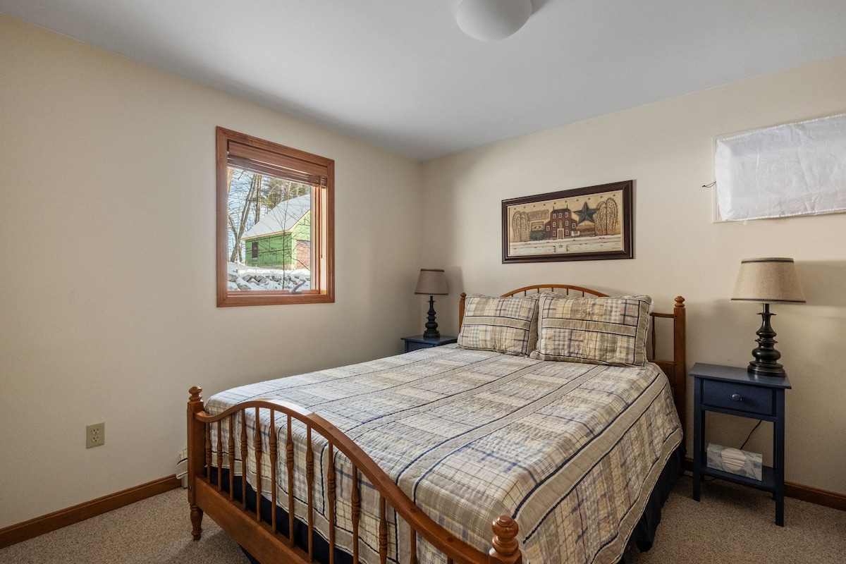 غرفة ضيوف مريحة مليئة بالضوء الطبيعي والإطلالات الهادئة.