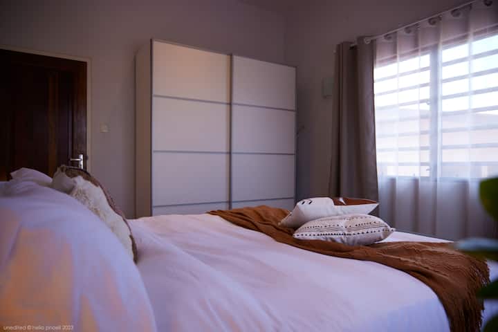 Საძინებელი მთავარი ოთახის გვერდით