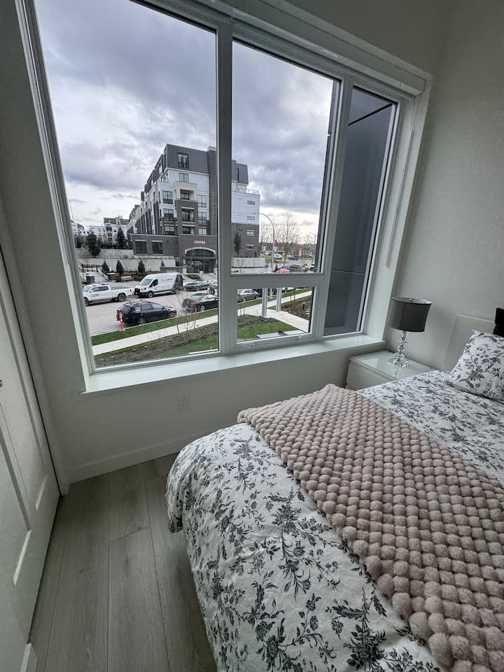 Cómoda cama tamaño queen con espacio de almacenamiento y hermosas ventanas del piso al techo. 
La cama queen con espacio de almacenamiento ofrece mucho lugar para la ropa, las maletas y otras pertenencias. 
