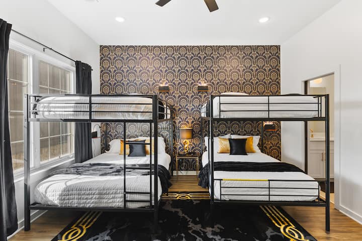 Chumba cha kulala chenye malkia mmoja juu ya kitanda cha ghorofa, na kingine kilichojaa juu ya kitanda cha ghorofa nzima. Vivuli vya kuweka giza kwenye chumba, kabati la kuhifadhia vitu vyako, Televisheni mahiri na bafu lenye ukubwa kamili. 