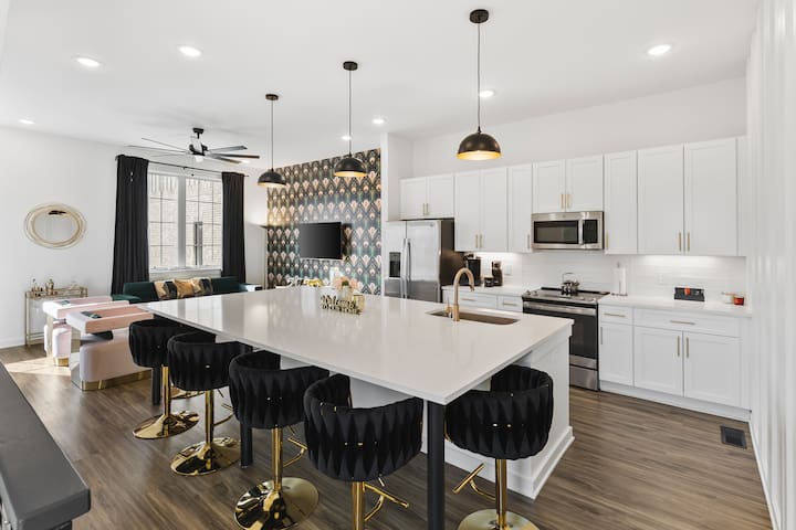 24K Escape – Rooftop Oasis, 3 Miles to Broadway!