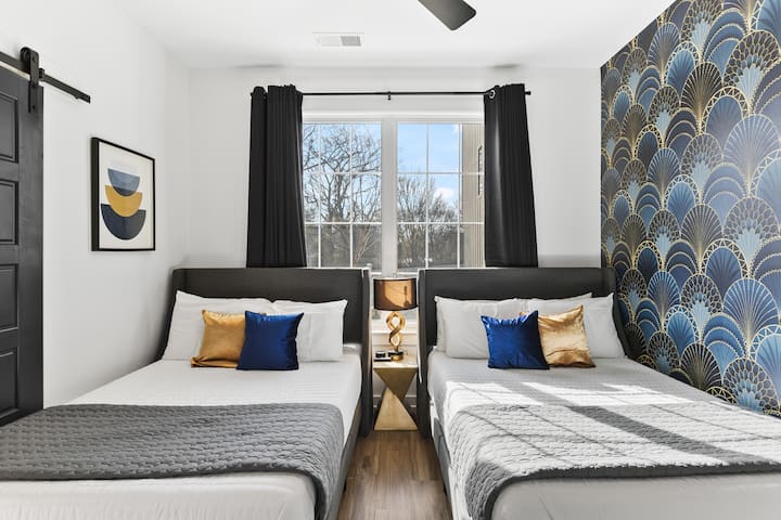 Vitanda 2 kamili, vivuli vya giza vya chumba, Televisheni mahiri na bafu lenye ukubwa kamili.