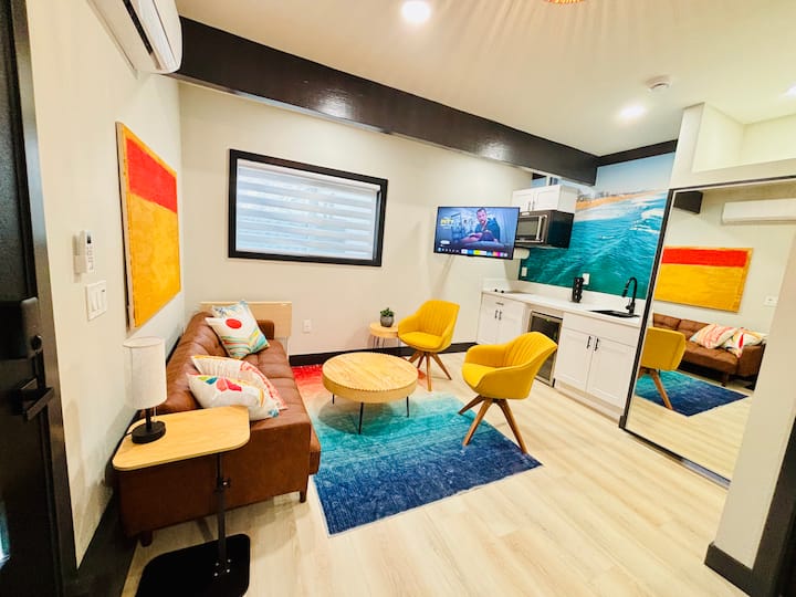 Moderné vybavenie z polovice storočia, všetko nové.  Otočné stoličky pre väčšie pohodlie.  4K televízor môže Mose 180 pre optimálne sledovanie televízie.  Zebrové tienidlá na filtrovanie svetla a môžu byť zatvorené pre úplné súkromie.