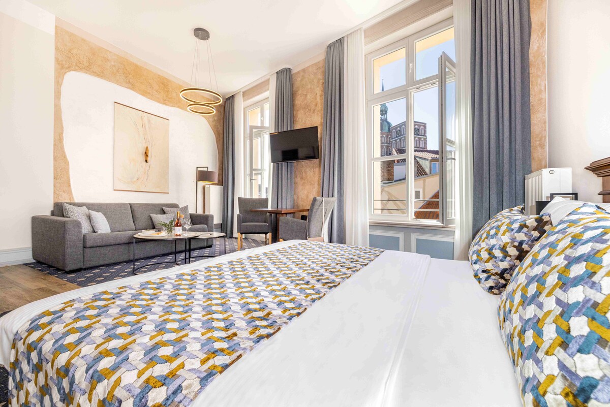 Posteľ, obývací priestor, sedacia časť