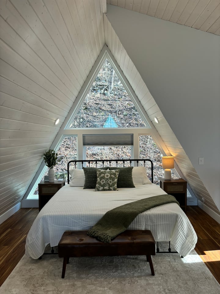 Veliki bračni krevet u potkrovlju... promatrajte zvijezde dok zaspate ili se probudite uz pogled na planine. 