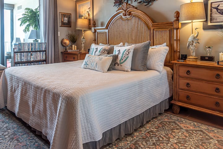 Amplia y serena, la suite principal se abre al balcón, donde la brisa del mar llega cada mañana.