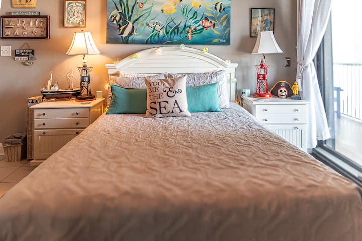 Rodeado de encanto náutico, este dormitorio combina la diversión junto al mar con una comodidad reparadora, creando un refugio tranquilo después de los días soleados.