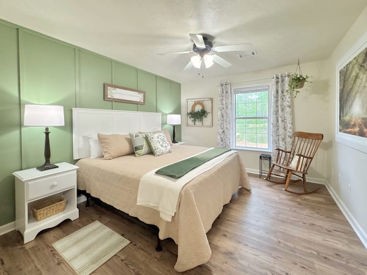 Toomer's Oak Green Room has your peace and comfort in mind with king bed, 100 % cotton bedding, and a lovely view of the waterfront. This bedroom and bathroom are fully handicap accessible. 