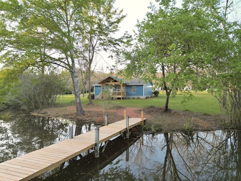Top Airbnb: Willow Waterfront Lodge, Auburn in Auburn / Opelika