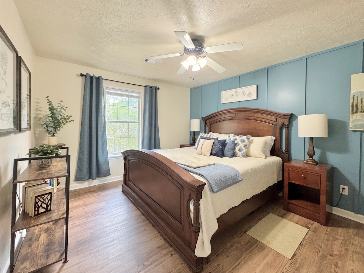 ห้องนอนบลูเพิร์ลเป็นสถานที่ที่ยอดเยี่ยมสำหรับการพักผ่อนในขณะที่เพลิดเพลินกับความสวยงามทั้งภายในและภายนอก เตียงคิงไซส์ไม้เนื้อแข็งพร้อมวิวสระน้ำที่สวยงาม 