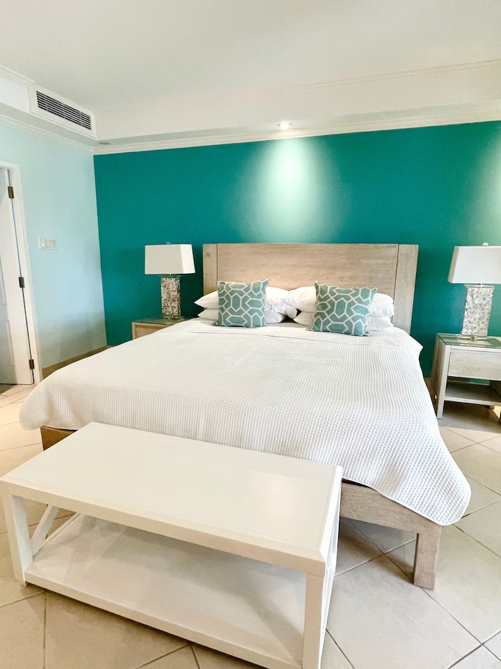 ОСНОВНА СПАЛНЯ СЪС САМОСТОЯТЕЛЕН САНИТАРЕН ВЪЗЕЛ С ДИРЕКТЕН ДОСТЪП ДО ВЪТРЕШЕН ДВОР