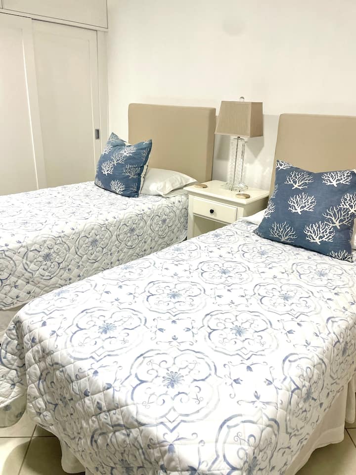 2 - РА СПАЛНЯ - ДВЕ ЕДИНИЧНИ ЛЕГЛА, КОИТО МОГАТ ДА БЪДАТ СВЪРЗАНИ КАТО СУПЕРГОЛЯМО ДВОЙНО ЛЕГЛО