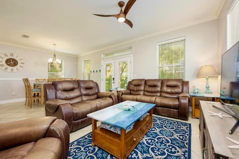 Popular Airbnb listing: Updated Kitchen-Walk2Beach-Resort Pool-Arcades in Destin