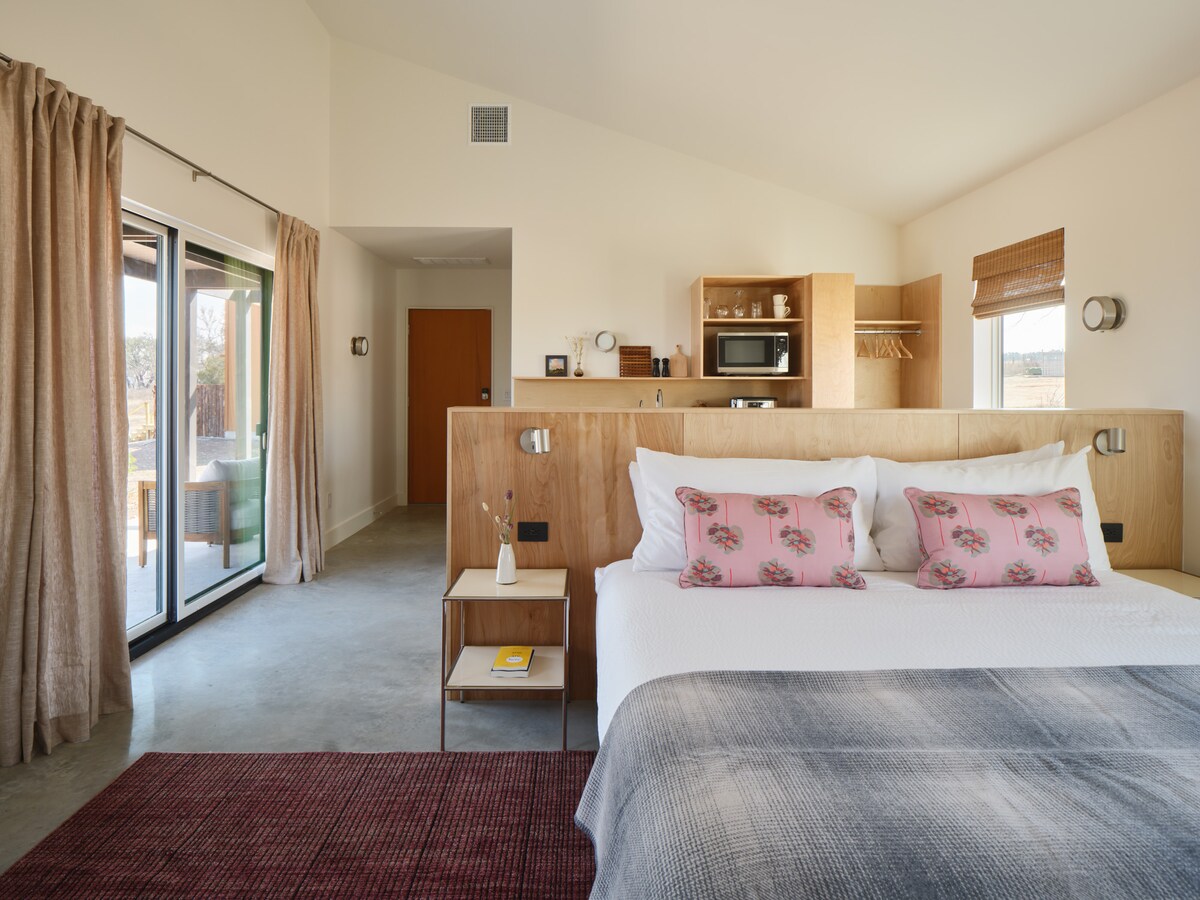 Починете си със стил на луксозно легло с размер King с плюшен матрак Euro-top. Голямата плъзгаща се врата ви кани да излезете навън, отваряйки се към вашия частен вътрешен двор, докато елегантният декор и внимателно подбраните детайли създават спокойно убежище.