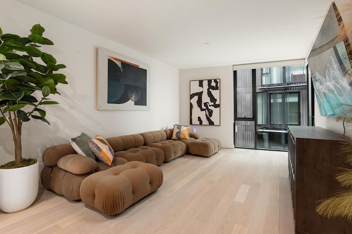 Santa Monica Chic – Upscale 2BR near Beach & Shop