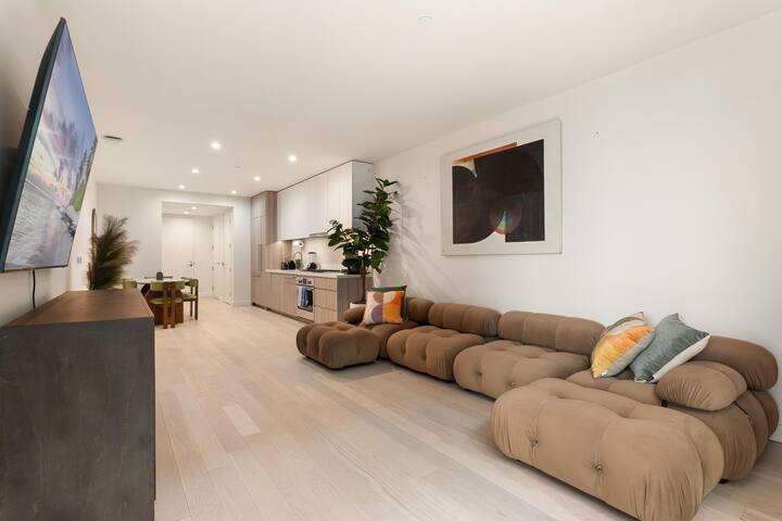 Santa Monica Chic – Upscale 2BR near Beach & Shop gallery image 2