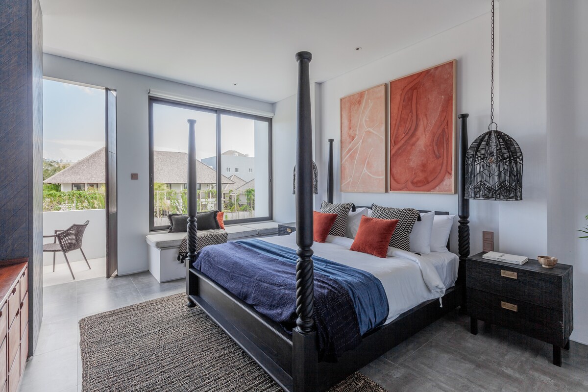 Mėgaukitės visomis 1 460 kv. m vilos erdvėmis: penkiais miegamaisiais su vonios kambariais, svetainės ir valgomojo zonomis, iš kurių patenkama prie begalinio baseino, lauko kino teatro, sporto salės ir jogos terasos.