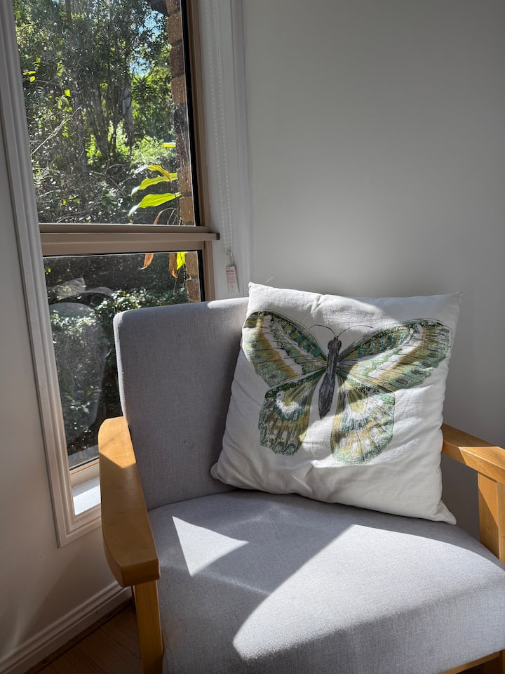 مقعد نافذة هادئ — مثالي للقراءة أو احتساء الشاي