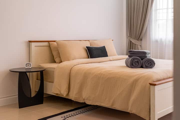 Dhoma e gjumit P4 (kati i 3-të, ana e përparme, dhoma e dytë)
	•	Ballkon më vete
	• 	Krevat dopio "king-size"
	•	Banjë e përbashkët
	•	E pajisur plotësisht me ajër të kondicionuar, ventilator, televizor inteligjent 50 inç, tharëse flokësh dhe kushte minimale