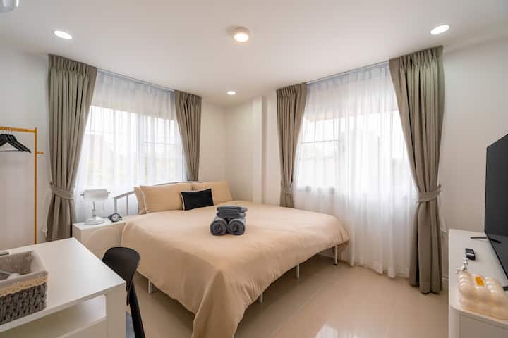 Dhoma e gjumit P5 (kati i 3-të, ana e pasme)
	• 	Krevat dopio "king-size"
	•	Banjë e përbashkët
	•	E pajisur plotësisht me ajër të kondicionuar, ventilator, televizor inteligjent 50 inç, tharëse flokësh dhe kushte minimale