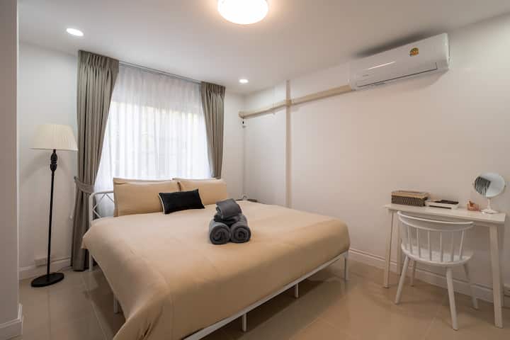 Dhoma e gjumit P2 (kati i dytë, ana e pasme)
	• 	Krevat dopio "king-size"
	•	Banjë dhe ballkon më vete
	•	E pajisur plotësisht me ajër të kondicionuar, ventilator, televizor inteligjent 50 inç, tharëse flokësh dhe kushte minimale