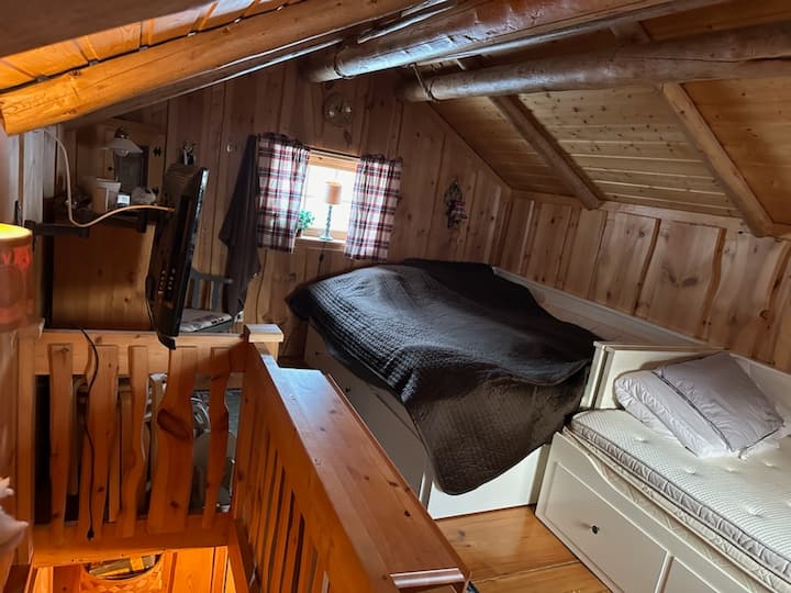 Во спалната соба во поткровјето во Харбрет може да спијат 3 лица