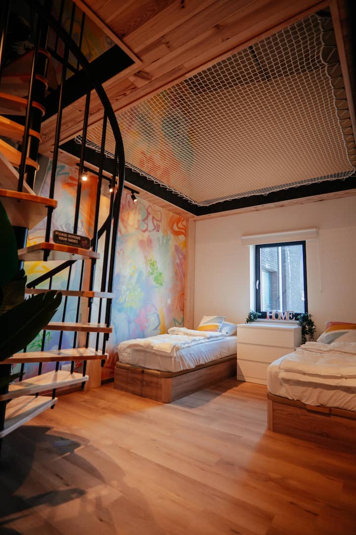 Ორი ერთადგილიანი საწოლი დაკიდებულ ბადეზე წვდომით