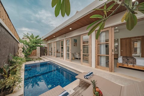 Ska Villa ~ Pool & Parking ~ 5-Min to Beach!