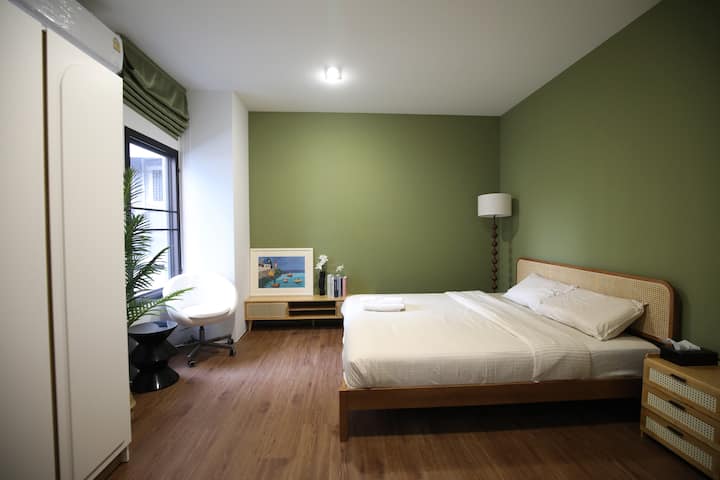 Pumzika katika sehemu hii yenye joto, ya udongo yenye muundo wa asili na kitanda chenye ukubwa wa kifalme chenye starehe. Inafaa kwa usiku wa kupumzika na asubuhi polepole.