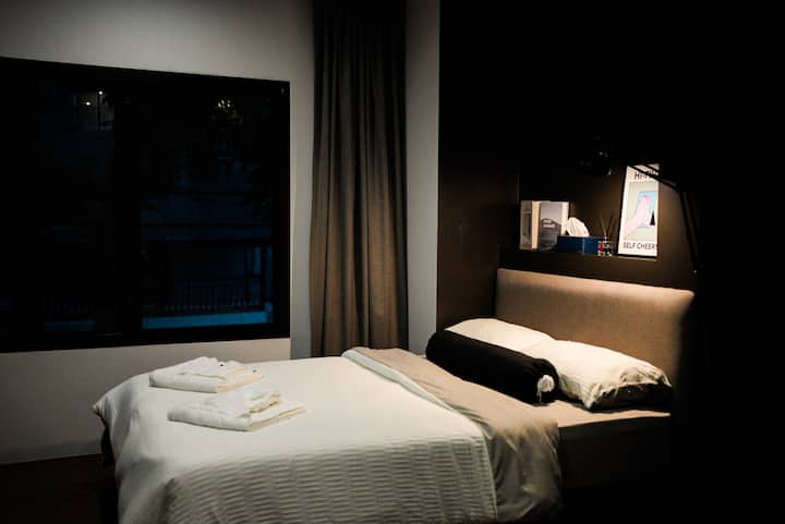 Chumba cha kulala maridadi chenye mwangaza wa starehe na matandiko laini.