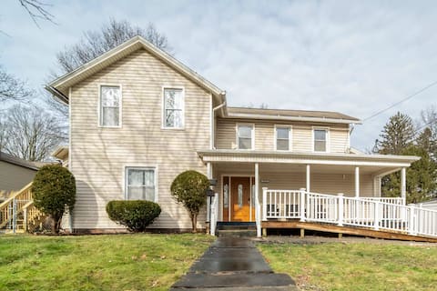 Cozy 5BR Family Retreat Sleeps 16 Pet-Friendly