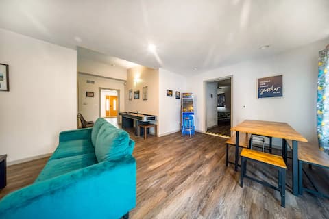 Cozy 5BR Family Retreat Sleeps 16 Pet-Friendly