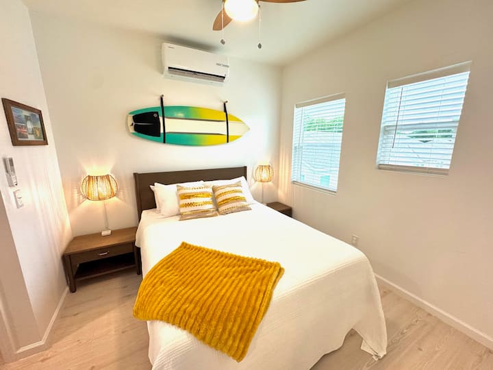 Брачен кревет (широк 150-179 см) во спална соба со фиоки за складирање под него