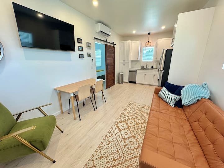 Дневна соба со кауч на извлекување (големина на брачен кревет (широк 150-179 см)