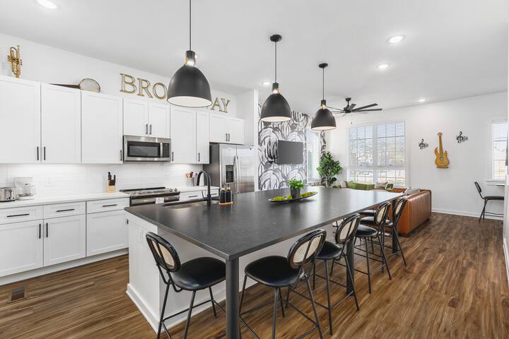 Sleeps 24, TWO Adjacent Homes -3 miles to Broadway gallery image 2