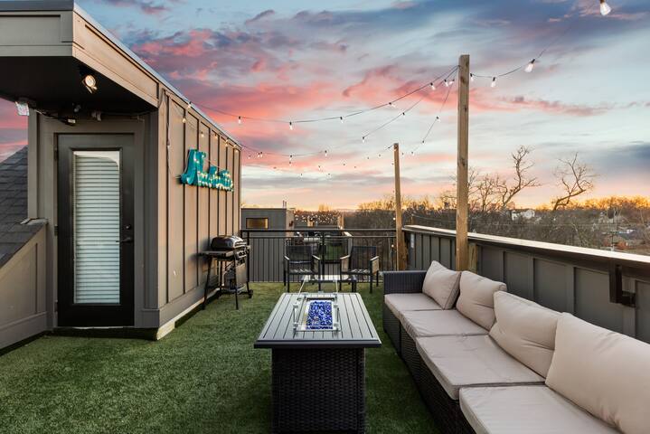 Sleeps 24, TWO Adjacent Homes -3 miles to Broadway gallery image 3