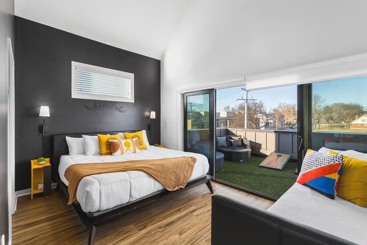 Sleeps 24, TWO Adjacent Homes -3 miles to Broadway gallery image 4