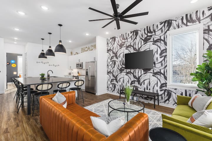 Sleeps 24, TWO Adjacent Homes -3 miles to Broadway