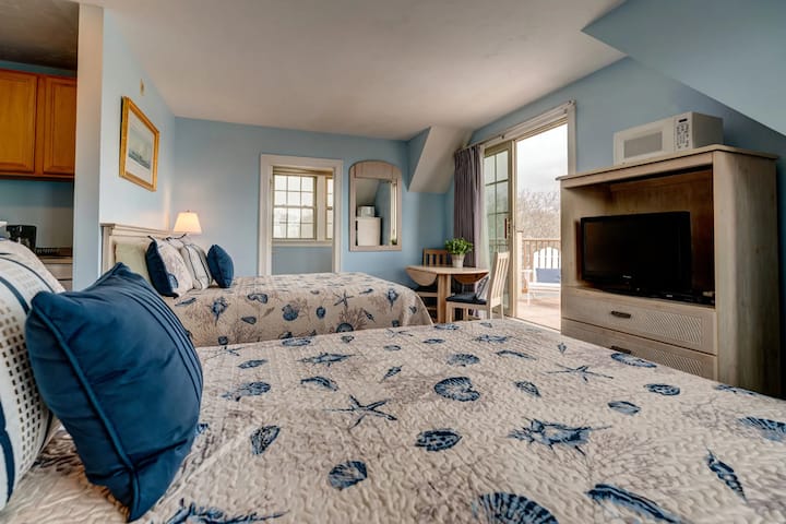 2 Queen Studio W/ Private Deck (312) - Woods Hole, MA