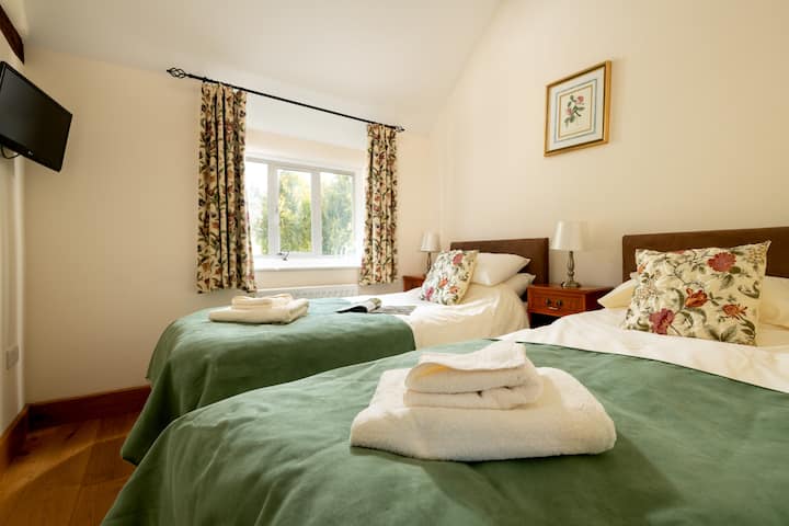 La camera da letto italiana (primo piano) con bagno privato con doccia.
- Può essere allestito con un letto super king size o con due letti singoli.