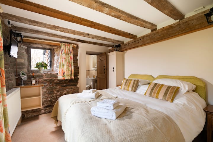 La camera da letto Brook (piano terra inferiore) con bagno privato con doccia.
- Può essere allestito con un letto super king size o con due letti singoli.