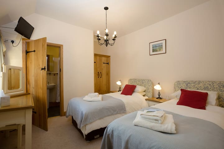 La camera da letto Wenlock (primo piano) con bagno privato con doccia.
- Può essere allestito con un letto super king size o con due letti singoli.